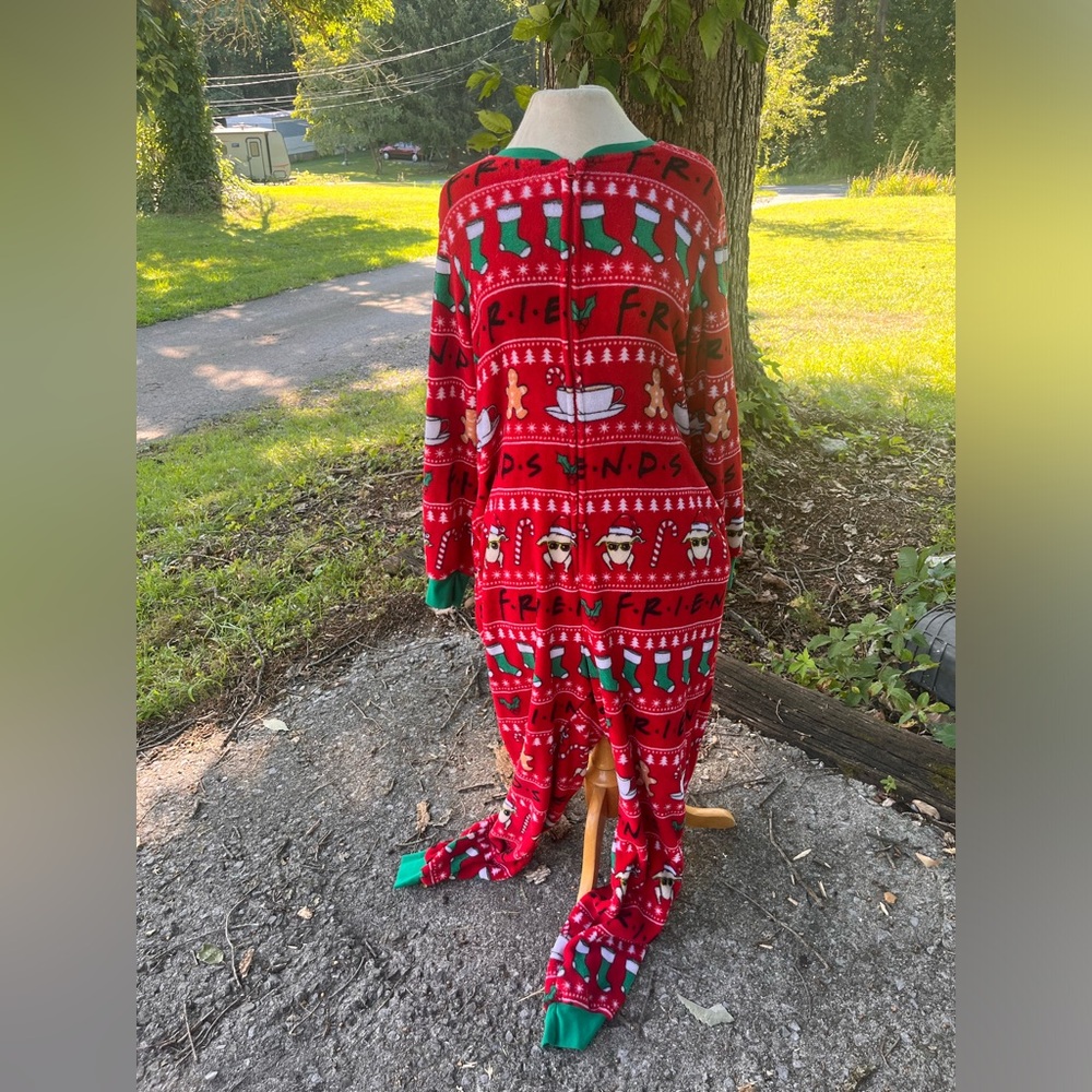 FRIENDS RED HOLIDAY ADULT SLEEPWEAR 2X FOOTLESS